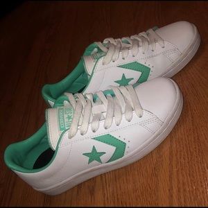 the cutest pair of converse in beautiful condition